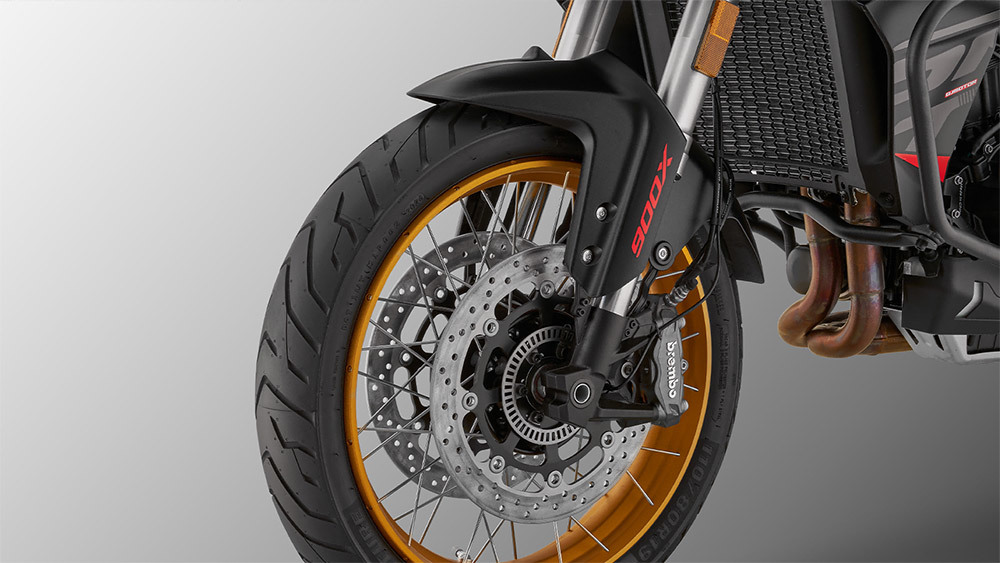 Ön çift disk frenler + Brembo kaliperler + ABS + TCS Ön çift disk frenler + Brembo kaliperler + ABS + TCS