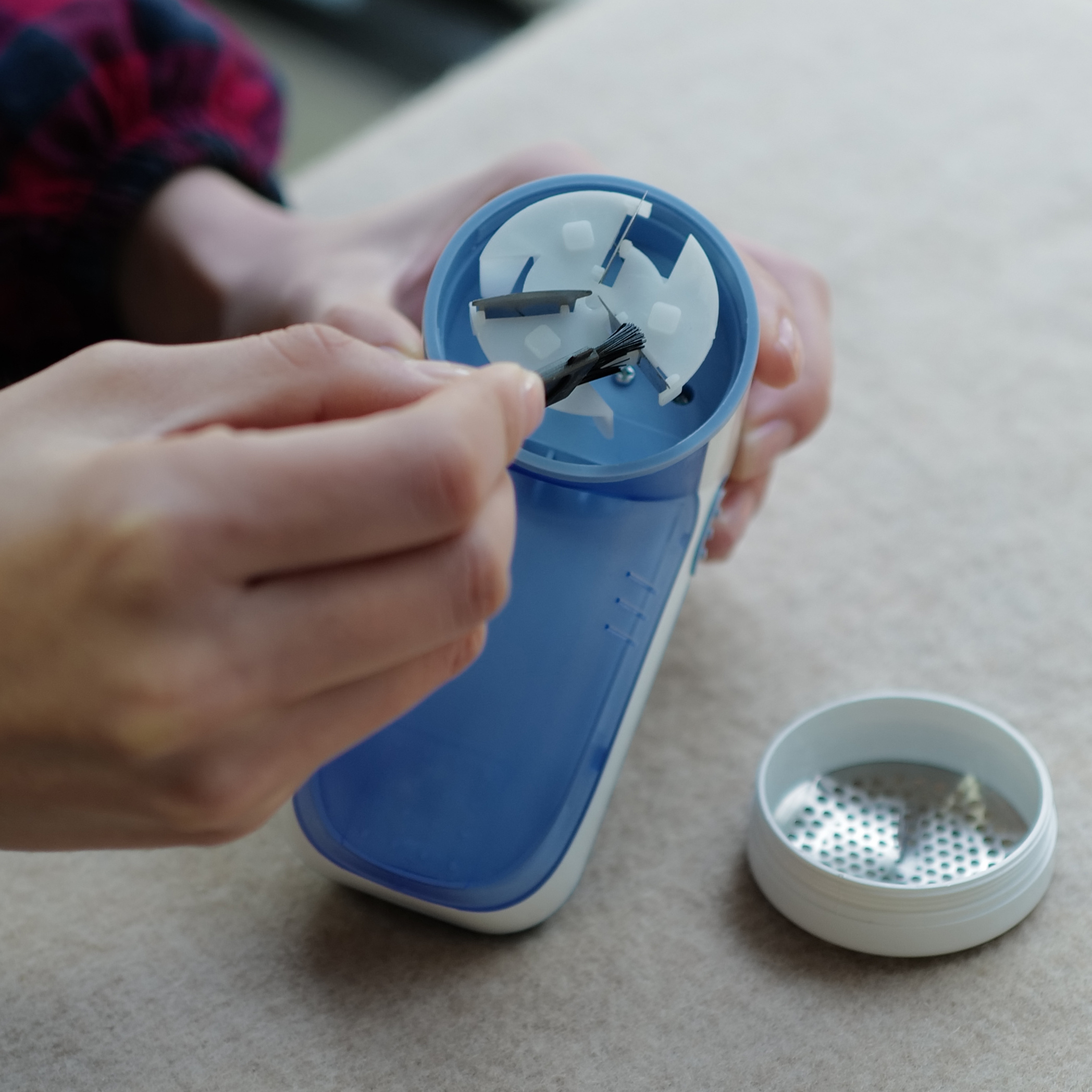 Battery-operated Lint Remover
