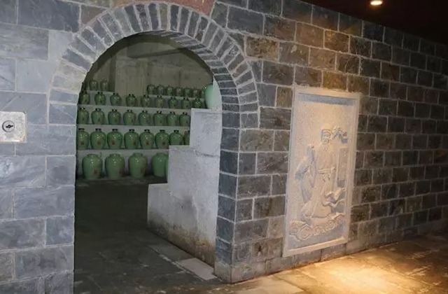 为什么要趁年轻存点酒？不存酒老了喝啥？