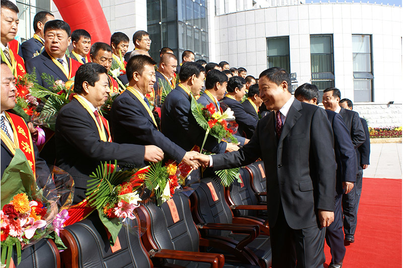 時(shí)任梅河口市委書記王文剛等市領(lǐng)導(dǎo)會見勞動模范時(shí)與張景范親切握手。
