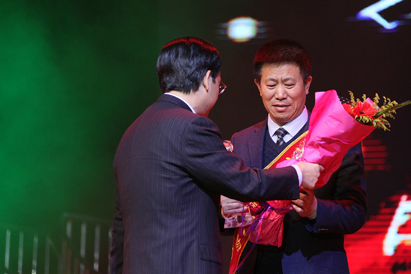 時(shí)任梅河口市市長于翠麗為張景范頒發(fā)感動梅城十大感恩人物獎杯