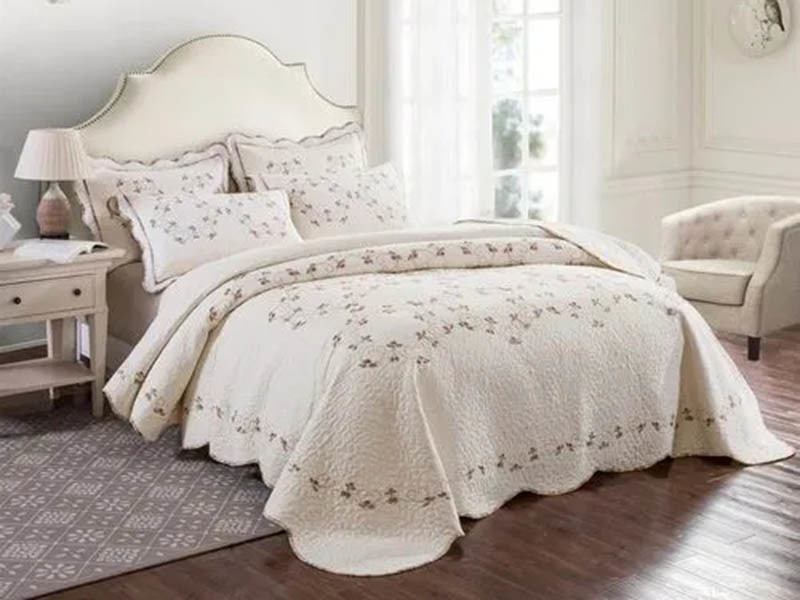 Bed cover multi-piece set