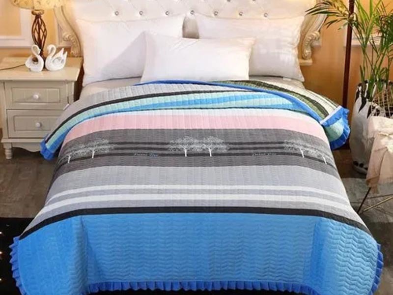 Bed cover multi-piece set