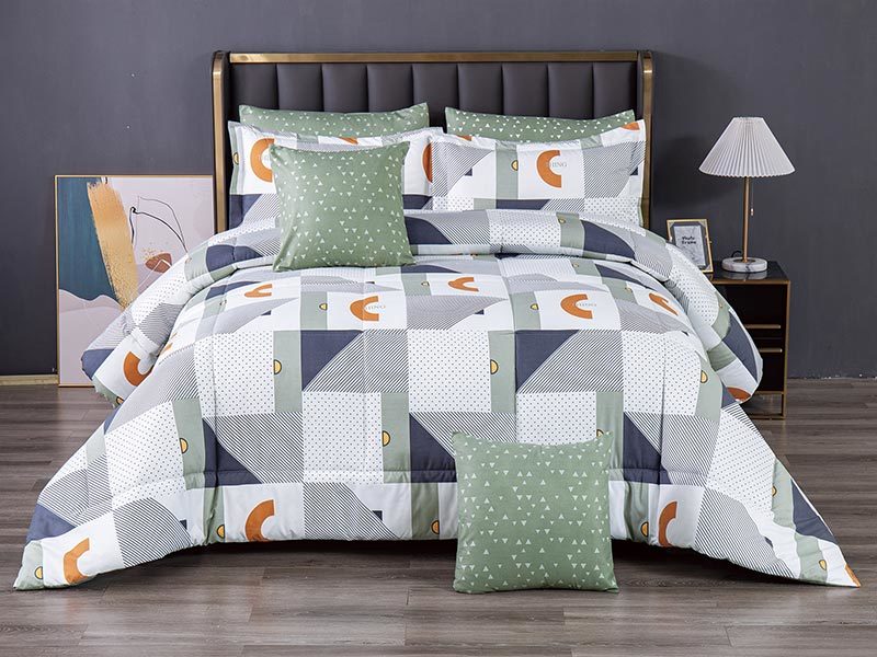 Multi piece quilt set