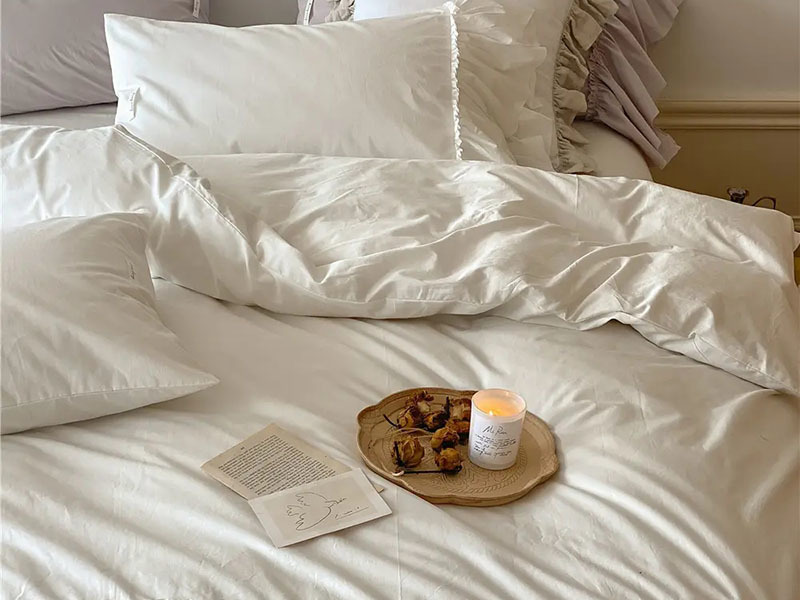 What types of bedding materials are used in hotel bedding