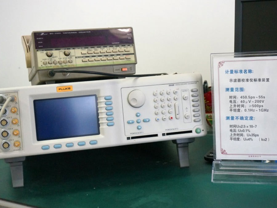 示波器校准仪标准装置作为电子测量领域的核心计量器具，严格依据国家计量检定规程与行业标准，承担示波器的计量检定与高精度校准工作，是确保示波器测量数据可溯源、量值传递准确可靠的关键设备。