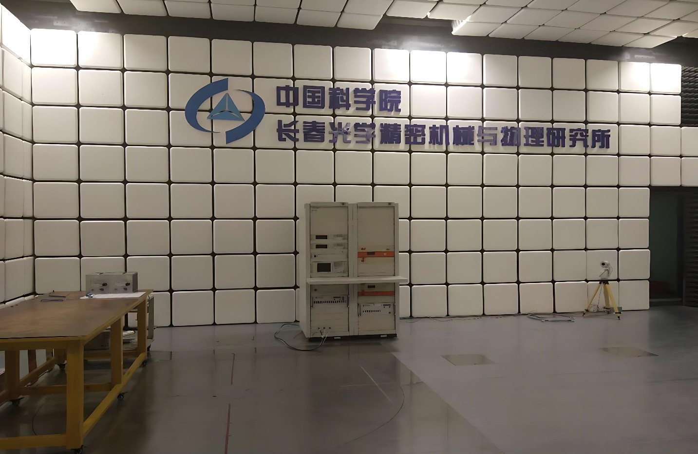 电波暗室是专门为国家军用标准GJB 151A-1997、GJB 152A-1997、GJB 151B-2013设计的电磁兼容测试场地，暗室类型为5米法半电波暗室，主要用于军用电子设备的​电磁干扰发射（EMI）和电磁抗扰度（EMS）测量，可精准模拟开阔场环境下的电磁波传播特性，确保测试结果符合军标对设备抗干扰性能的严苛要求。