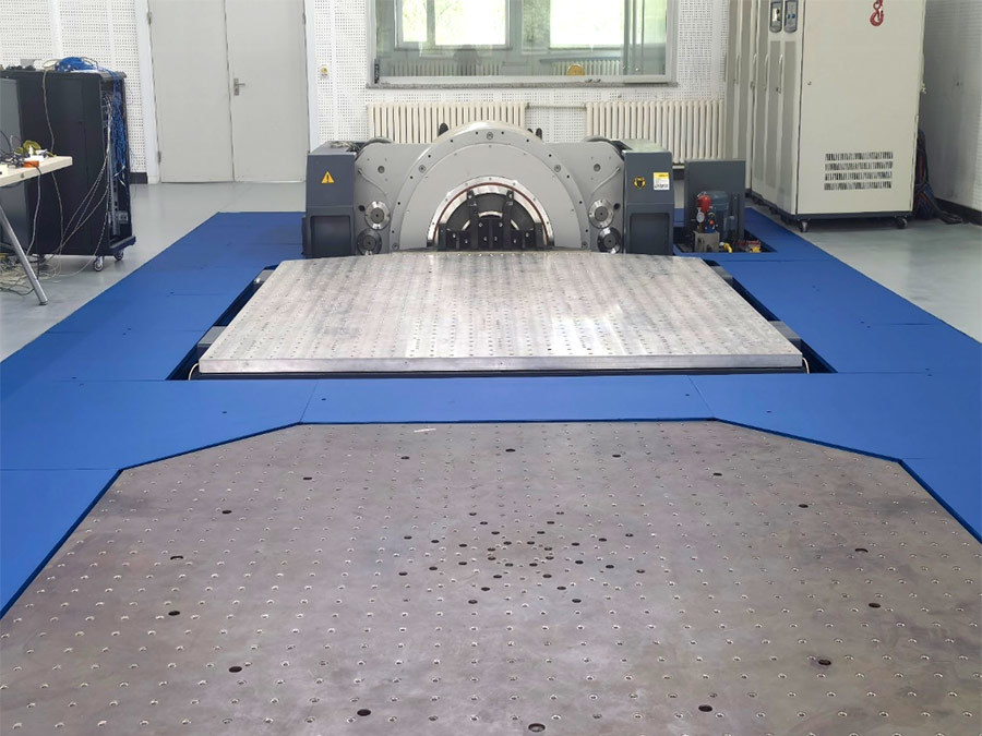 ES-400-870具有动圈质量轻，工作台面大；耳轴部位的空气弹簧隔振效果好；中心室的空气弹簧承载能力强，低频性能好；