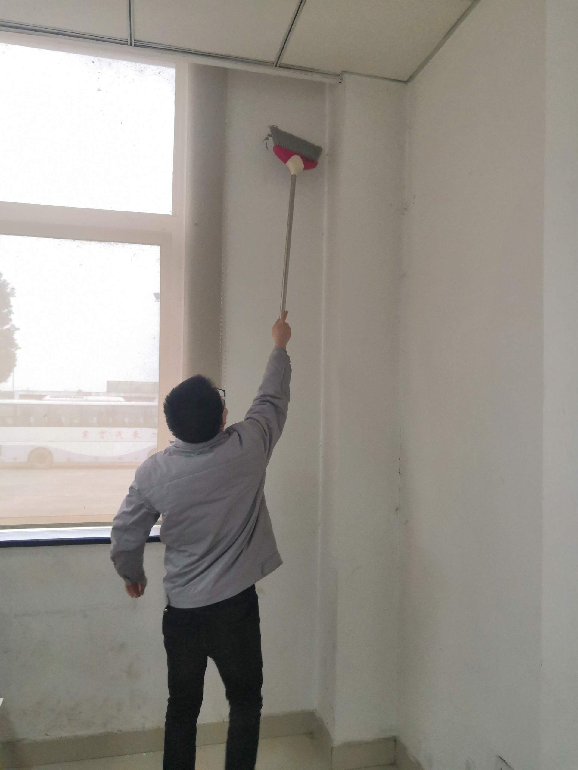 綿竹市委“兩新”組織工委專職副書記王興平、公司黨建指導(dǎo)員于天培，復(fù)工復(fù)產(chǎn)指導(dǎo)員鐘華才，綿竹市委組織部信息中心劉莉，高新區(qū)張小會(huì)一行來(lái)公司了解復(fù)工復(fù)產(chǎn)情況。公司黨委書記吳開弟，董事長(zhǎng)孫巖松向王書記一行介紹了公司近期疫情防控和復(fù)工復(fù)產(chǎn)工作，東汽實(shí)業(yè)黨委和各級(jí)黨組織一手抓疫情防控，一手抓生產(chǎn)經(jīng)營(yíng)，讓黨旗在疫情防控和復(fù)工復(fù)產(chǎn)一線高高飄揚(yáng)。
