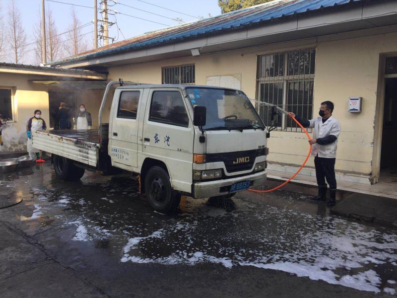 綿竹市委“兩新”組織工委專職副書記王興平、公司黨建指導(dǎo)員于天培，復(fù)工復(fù)產(chǎn)指導(dǎo)員鐘華才，綿竹市委組織部信息中心劉莉，高新區(qū)張小會(huì)一行來(lái)公司了解復(fù)工復(fù)產(chǎn)情況。公司黨委書記吳開弟，董事長(zhǎng)孫巖松向王書記一行介紹了公司近期疫情防控和復(fù)工復(fù)產(chǎn)工作，東汽實(shí)業(yè)黨委和各級(jí)黨組織一手抓疫情防控，一手抓生產(chǎn)經(jīng)營(yíng)，讓黨旗在疫情防控和復(fù)工復(fù)產(chǎn)一線高高飄揚(yáng)。
