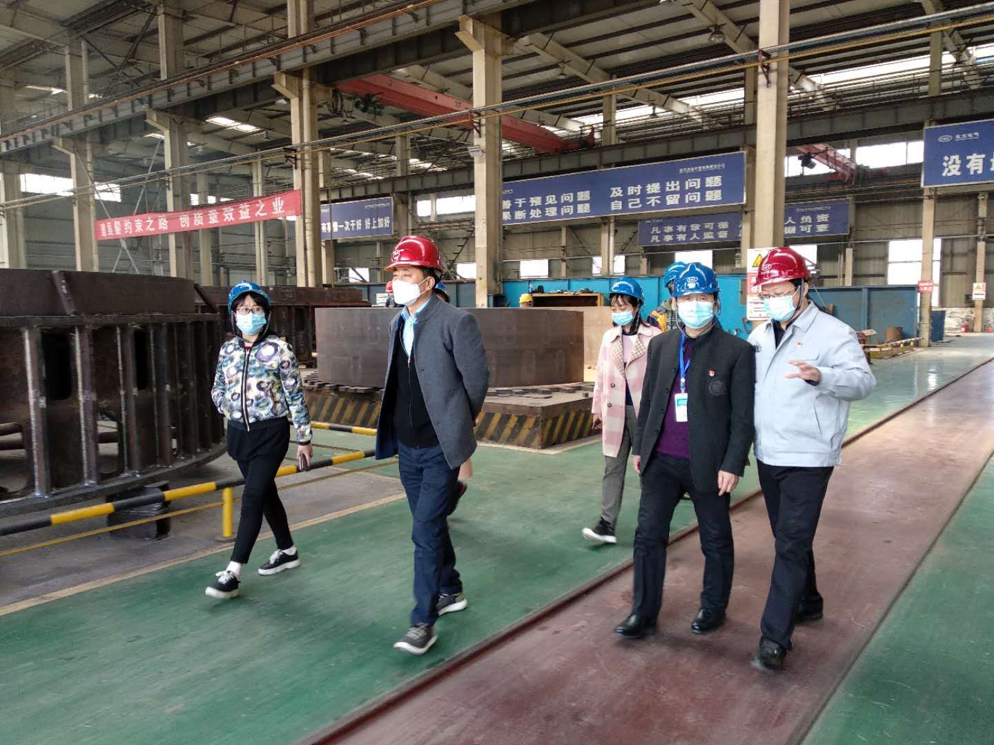 綿竹市委“兩新”組織工委專職副書記王興平、公司黨建指導(dǎo)員于天培，復(fù)工復(fù)產(chǎn)指導(dǎo)員鐘華才，綿竹市委組織部信息中心劉莉，高新區(qū)張小會(huì)一行來(lái)公司了解復(fù)工復(fù)產(chǎn)情況。公司黨委書記吳開弟，董事長(zhǎng)孫巖松向王書記一行介紹了公司近期疫情防控和復(fù)工復(fù)產(chǎn)工作，東汽實(shí)業(yè)黨委和各級(jí)黨組織一手抓疫情防控，一手抓生產(chǎn)經(jīng)營(yíng)，讓黨旗在疫情防控和復(fù)工復(fù)產(chǎn)一線高高飄揚(yáng)。