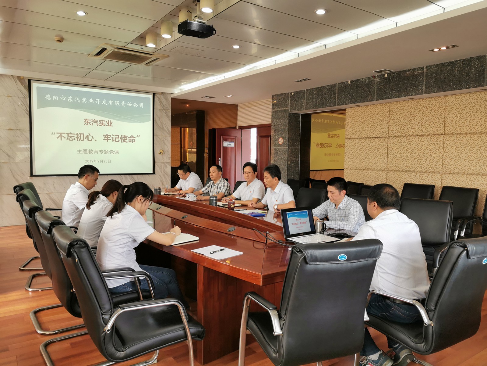 東汽實業(yè)公司深入學(xué)習(xí)貫徹習(xí)近平新時代中國特色社會主義思想，認真貫徹落實習(xí)近平總書記在“不忘初心、牢記使命”主題教育工作會議上的重要講話精神和黨中央決策部署，以及四川省委、德陽市委、綿竹市委“不忘初心、牢記使命”主題教育工作會議精神，至9月15日，東汽實業(yè)公司召開會議，動員部署“不忘初心、牢記使命”主題教育工作以來，各黨支部積極響應(yīng)，組織主題教育活動。