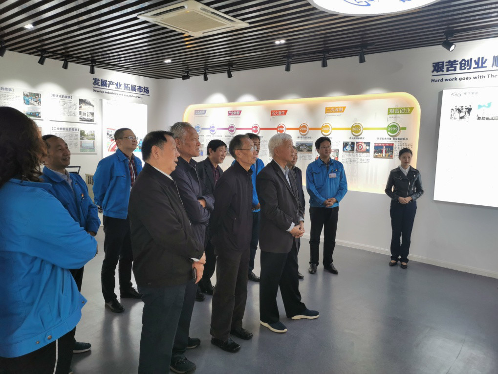 二十年時(shí)光鎏金，二十年春華秋實(shí)。          10月19日上午，東汽實(shí)業(yè)公司在綿竹康寧園的公司總部召開大會(huì)，慶祝公司成立二十周年，隆重表彰榮獲公司二十年改革發(fā)展“特別貢獻(xiàn)獎(jiǎng)”的20位優(yōu)秀人物。東汽老領(lǐng)導(dǎo)、綿竹市政協(xié)、工商聯(lián)領(lǐng)導(dǎo)、綿竹市委“兩新”組織工委領(lǐng)導(dǎo)、東汽實(shí)業(yè)公司老領(lǐng)導(dǎo)、受表彰優(yōu)秀人物、合作伙伴、兄弟企業(yè)和公司職工代表500余人參加了表彰活動(dòng)。慶典儀式由公司副董事長、總經(jīng)理孫巖松主持。