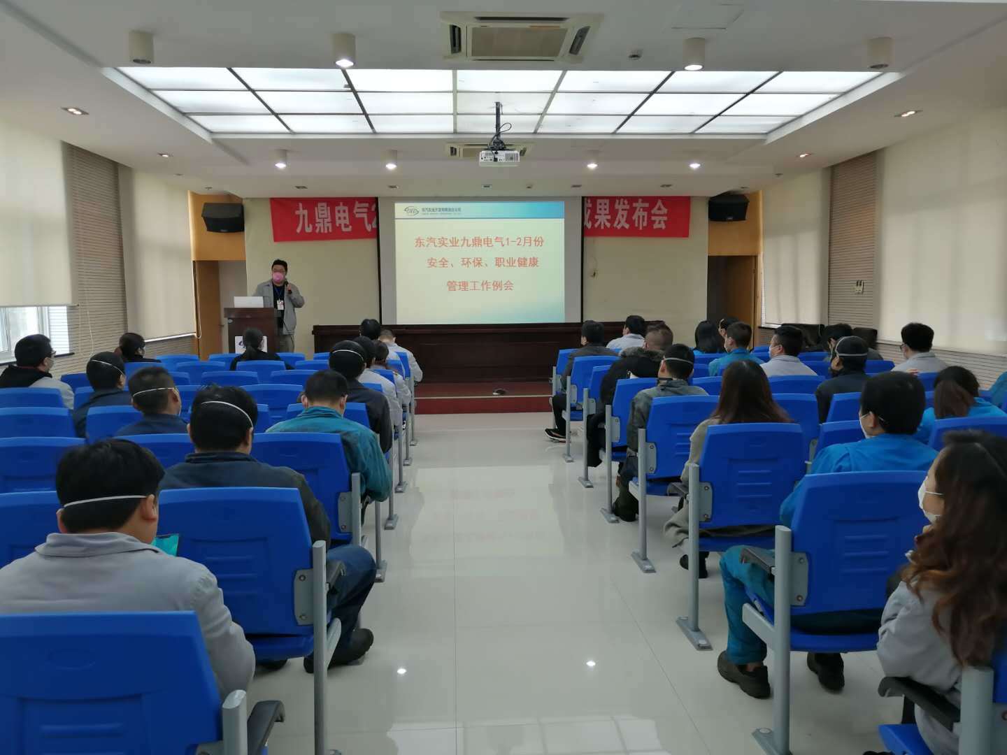 綿竹市委“兩新”組織工委專職副書記王興平、公司黨建指導(dǎo)員于天培，復(fù)工復(fù)產(chǎn)指導(dǎo)員鐘華才，綿竹市委組織部信息中心劉莉，高新區(qū)張小會(huì)一行來(lái)公司了解復(fù)工復(fù)產(chǎn)情況。公司黨委書記吳開弟，董事長(zhǎng)孫巖松向王書記一行介紹了公司近期疫情防控和復(fù)工復(fù)產(chǎn)工作，東汽實(shí)業(yè)黨委和各級(jí)黨組織一手抓疫情防控，一手抓生產(chǎn)經(jīng)營(yíng)，讓黨旗在疫情防控和復(fù)工復(fù)產(chǎn)一線高高飄揚(yáng)。