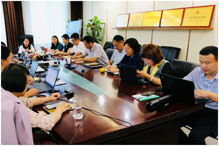 会议进行中，各部门做上半年工作总结汇报