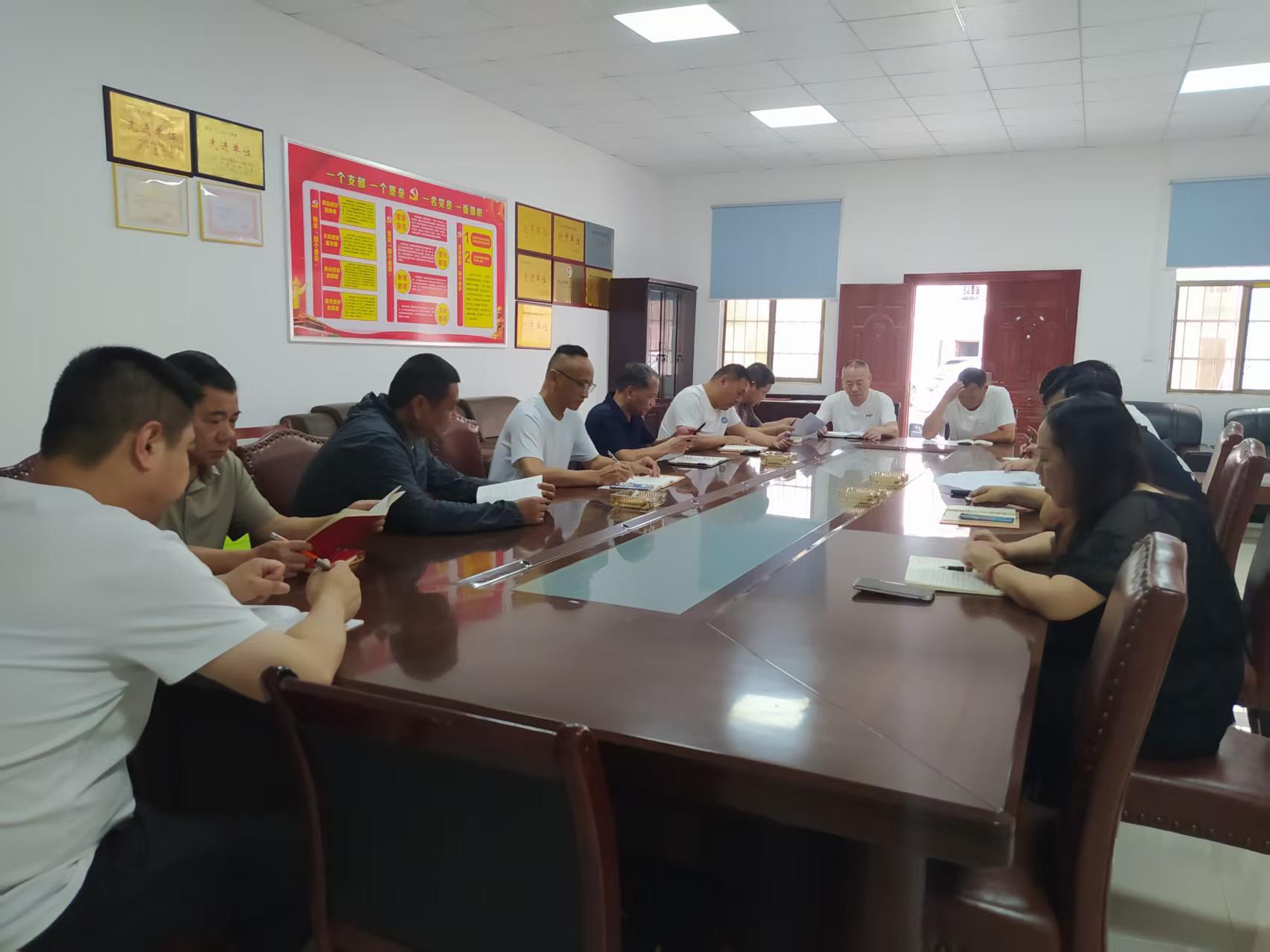 學習河南信陽市羅山縣10名干部違規吃喝典型案例，強化紀律意識。