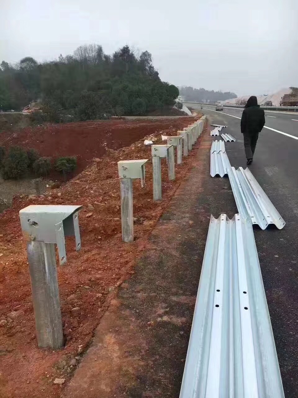 高速公路波形护栏的正确施工方法是什么？