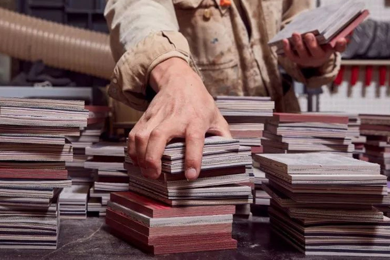 Construction process of wooden laminated board
