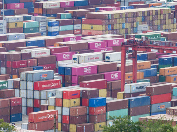 What types of goods are suitable for loading on container bottom plates made of different materials?