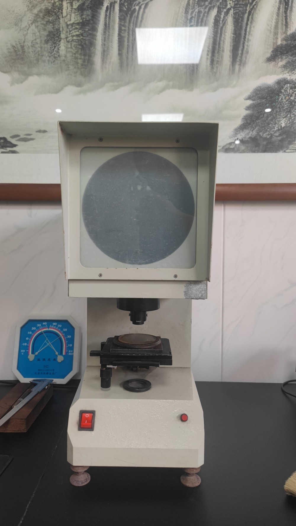 Impact specimen notched projector