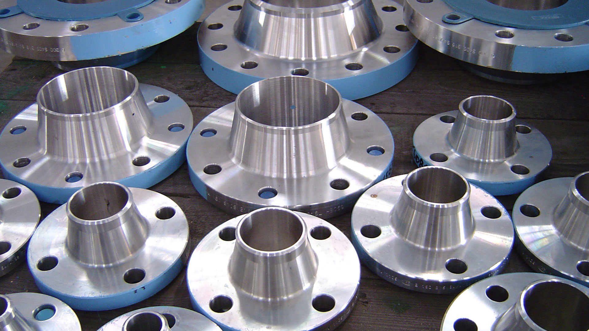 What is a flange? What are its functions and advantages?