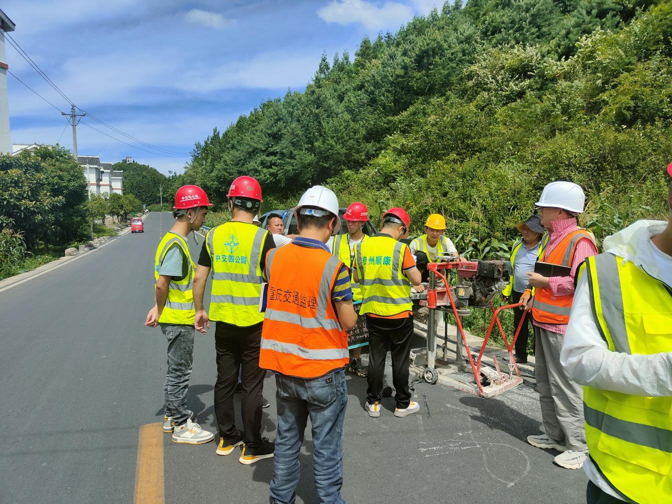 公司參加農(nóng)村公路質(zhì)量檢測幫扶工作檢測