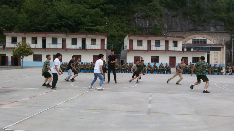 我公司黃幺中心試驗(yàn)室和黃幺二標(biāo)組合球隊(duì)與武警水電部隊(duì)籃球聯(lián)誼賽