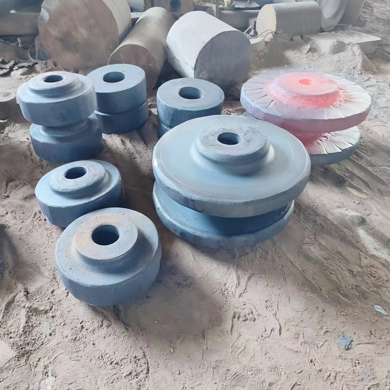 How do manufacturers of cylinder forgings prevent the fracture of forgings?