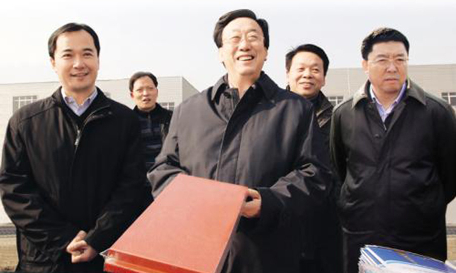 原河南省委書(shū)記、省人大常委會(huì)主任郭庚茂、原濟(jì)源市市長(zhǎng)何雄考察我公司的聚氨酯板材 