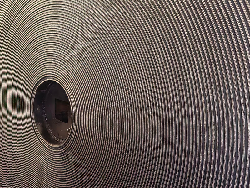 Edging conveyor belt