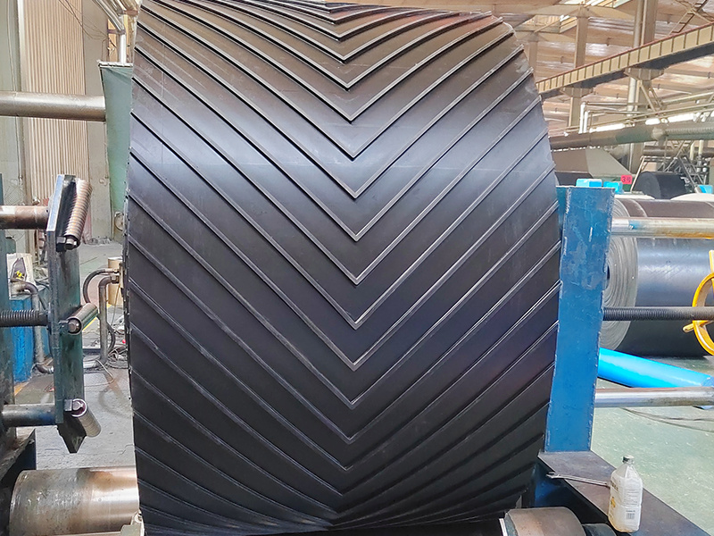 Upper convex inverted V-shaped pattern conveyor belt