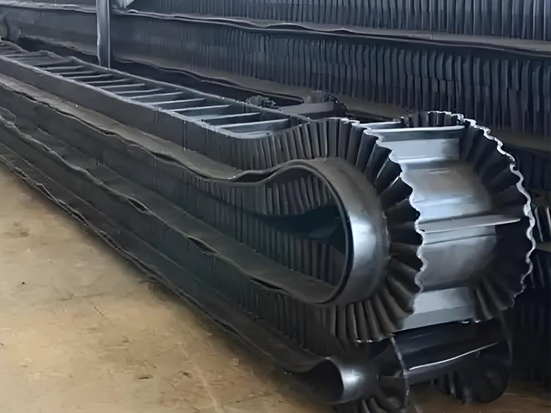 High-angle bucket elevator belt