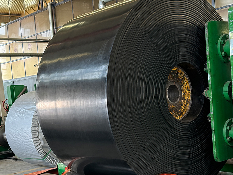 What are the characteristics of rubber conveyor belts?
