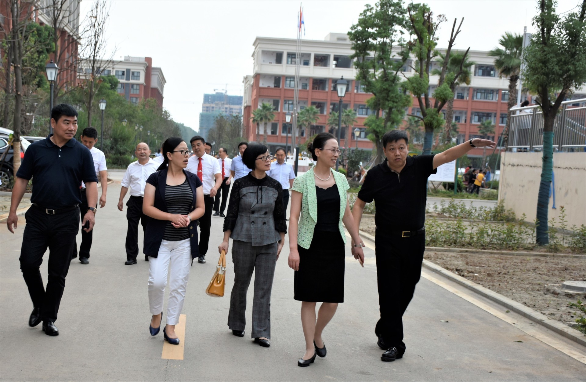  City leaders visit and express condolences to our school's teachers and staff 