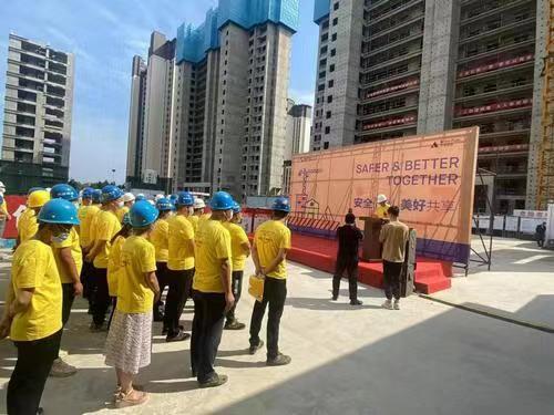 中瑞鼎峰地產(chǎn)在四公司承建的瑞河新城四期、瑞萊首府四期項(xiàng)目舉辦“中瑞鼎峰第七屆安全日”活動(dòng)