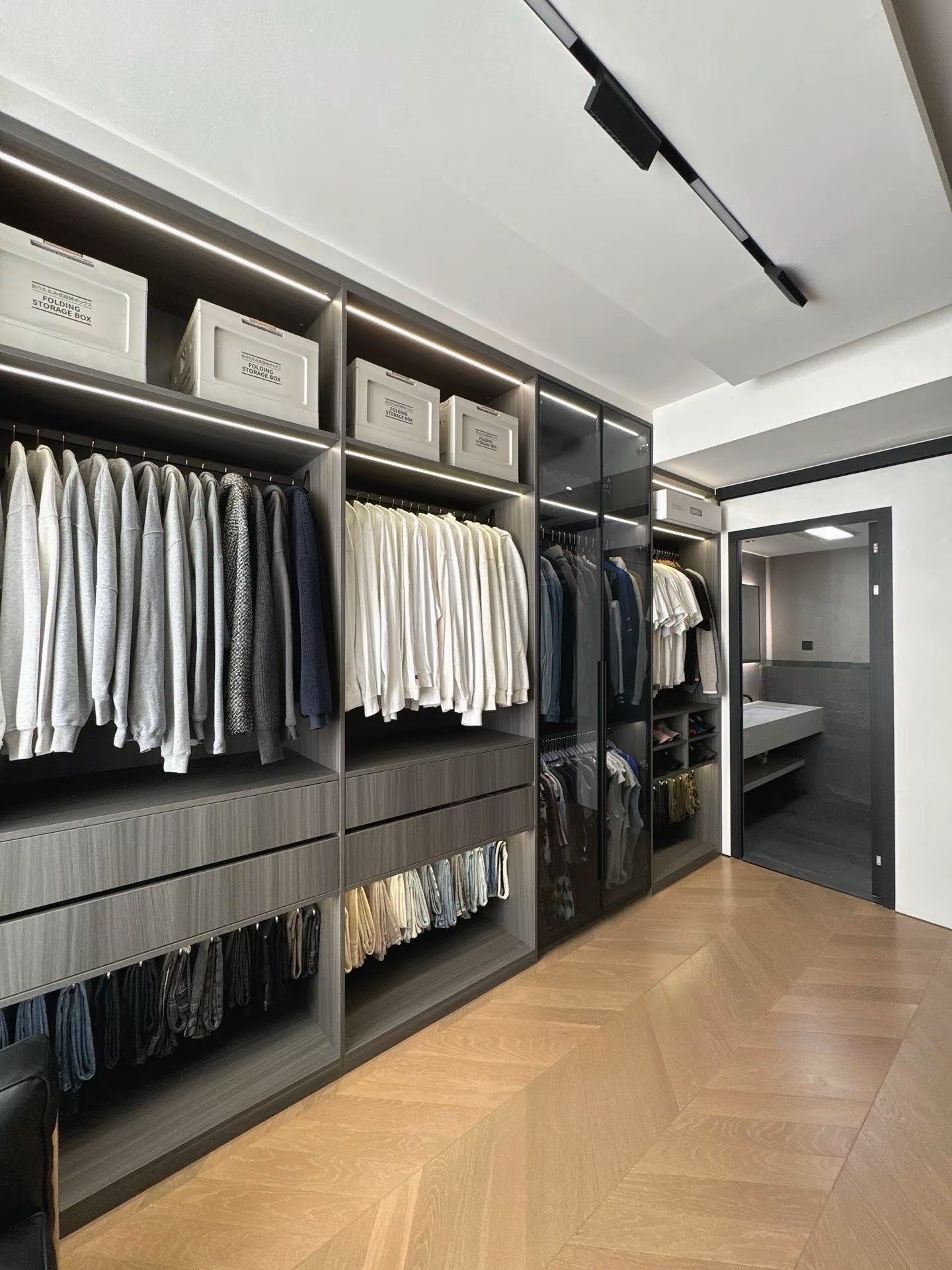 walk-in closet 6