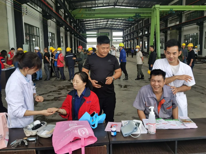 农民工正在进行免费体检