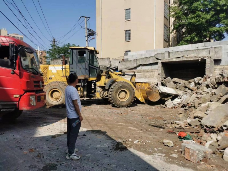 2023年4月20日水建集團(tuán)安排工程車輛在鯽魚橋米廠小區(qū)施工，清理清運(yùn)舊改遺留的建筑垃圾，完成第一季度集團(tuán)下沉社區(qū)認(rèn)領(lǐng)的工作任務(wù)。