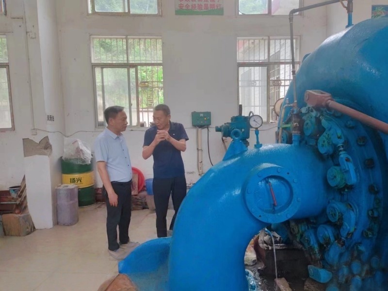2023年7月1日水建集團副總經(jīng)理宋必勝（左）、山水資源公司經(jīng)理黃華祥一同到海洞電站檢查指導發(fā)電工作