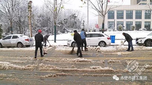 市建工集團：迅速行動 清掃積雪保暢通