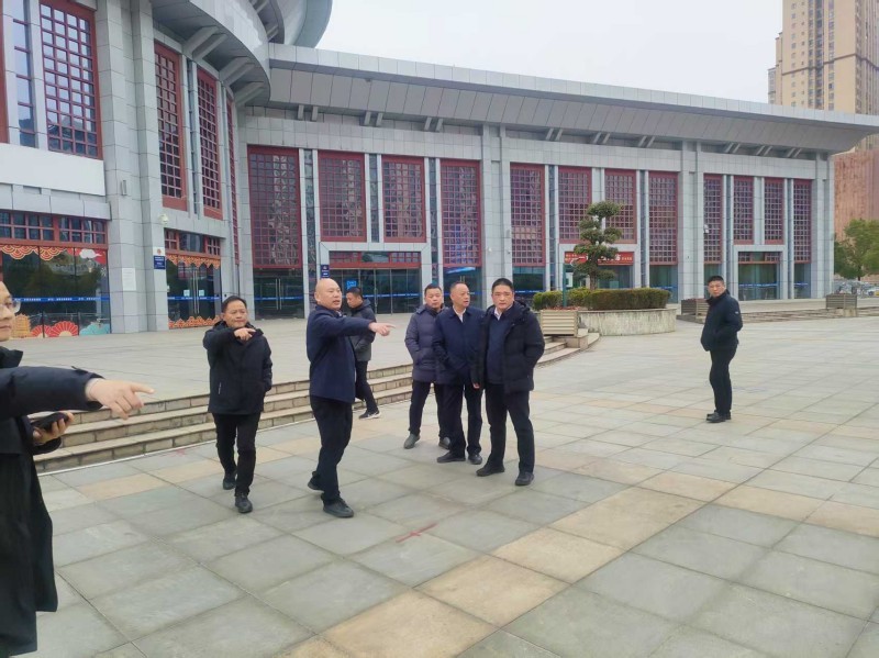 2025年2月6日建工集团董事长魏运涛（左2）、总经理吴江波（右1）、总工程师黄武胜（左1）陪同赤壁市人民政府副市长王辉（右3）、市城管局局长漆学红（右2）一行到赤壁北站新建道路项目施工现场确认施工方案