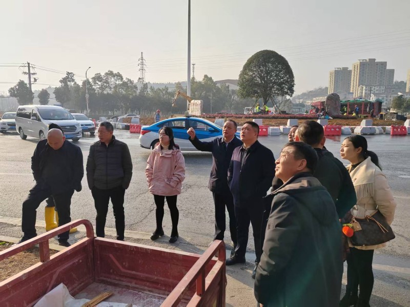 2025年1月21日建工集团董事长魏运涛（左1）陪同赤壁市人民政府副市长王辉（左5）、赤壁市城管执法局局长漆学红（左4）到赤壁市三国古战场5A景区快速通道施工现场指导工作
