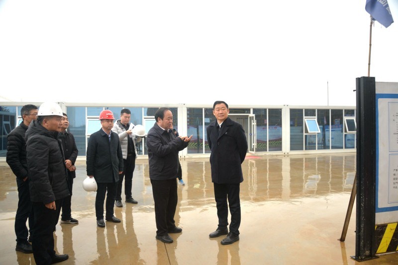 2023年3月20日赤壁市委書記董方平（1排）、市長(zhǎng)葛軍（2排）到赤壁市職教集團(tuán)擴(kuò)建項(xiàng)目調(diào)研項(xiàng)目進(jìn)展情況水建集團(tuán)董事長(zhǎng)陳三新（三排中）陪同調(diào)研