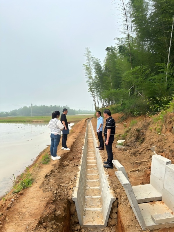 2023年5月29日水建集團(tuán)審計(jì)監(jiān)察部部長(zhǎng)吳曉林（左1）、人力資源部部長(zhǎng)甘建民（右2）對(duì)水建公司2022年高標(biāo)準(zhǔn)農(nóng)田項(xiàng)目各項(xiàng)目部人員工作紀(jì)律進(jìn)行檢查