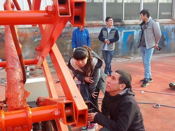 如何減少液壓升降機(jī)的磨損