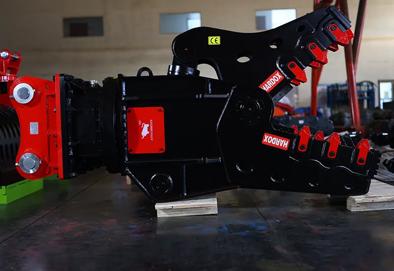 Increase efficiency with 360-degree rotating hydraulic excavator wood grabber