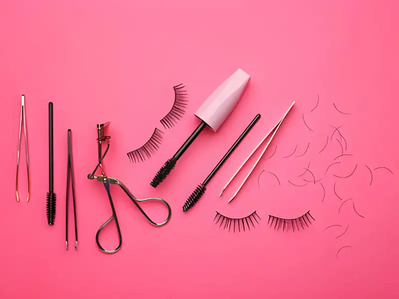 Essential Guide for New Flight Attendants: How to Choose and Apply False Eyelashes