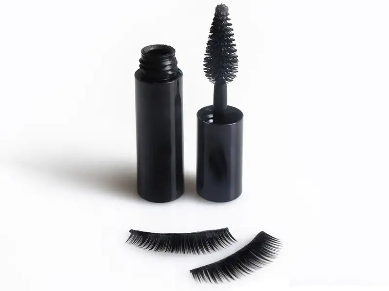 A Complete Guide to Applying False Eyelashes