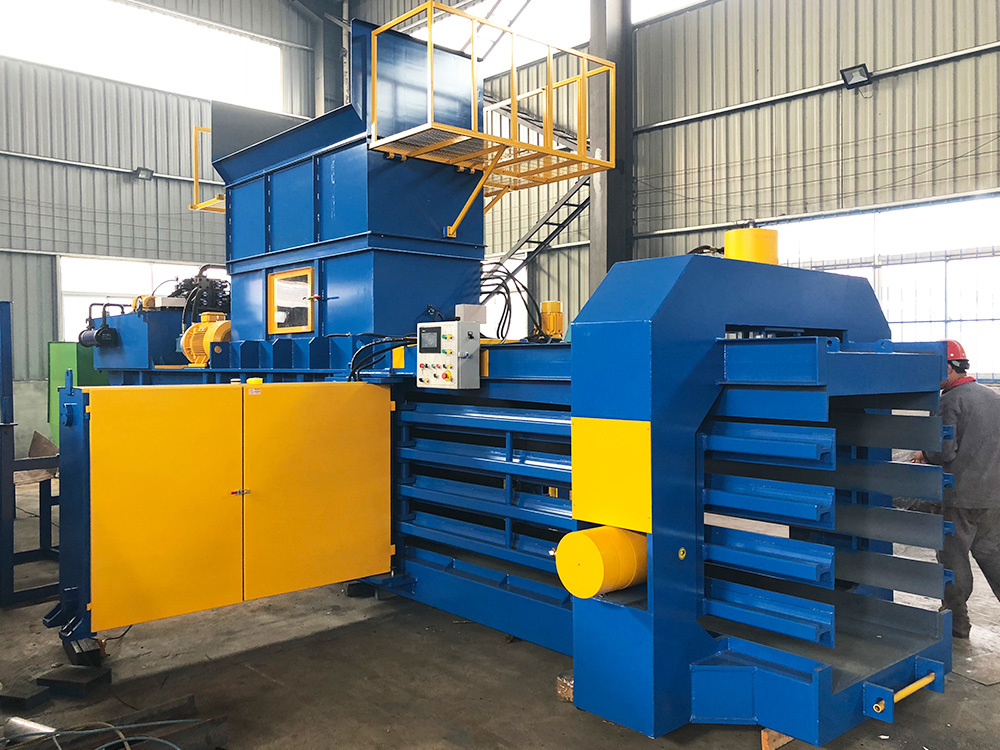 Plastic product packaging machine