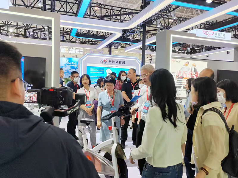 Leaders from the Zhejiang Provincial Sports Bureau visited our company's Smaf exhibition booth for guidance and exchange.